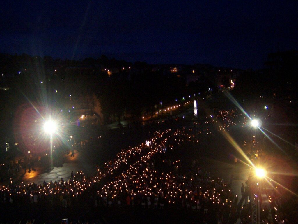 Lourdes procesja nocna