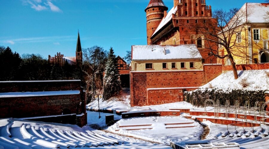 Amfiteatr w Olsztynie. Widownia z widokiem na zimowy zamek.