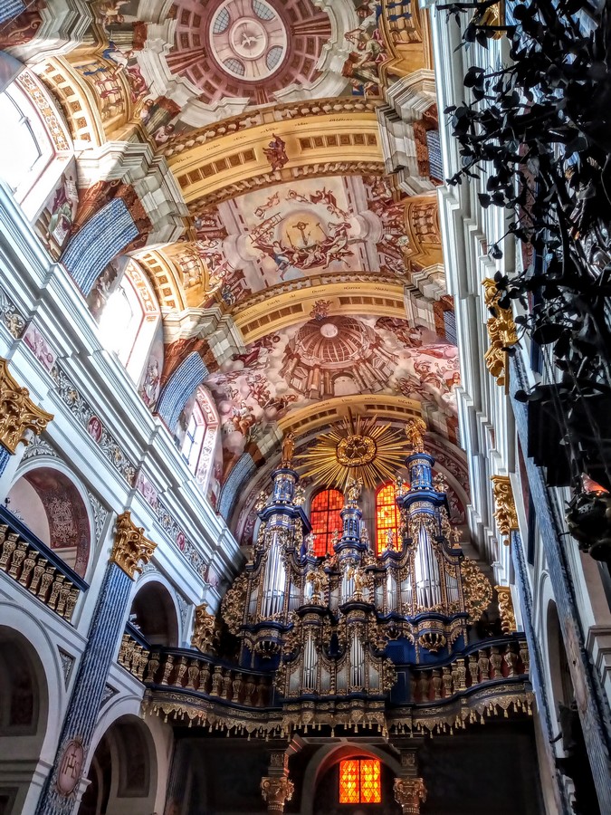 Piękny sufit i organy w bazylice w Świętej Lipce.