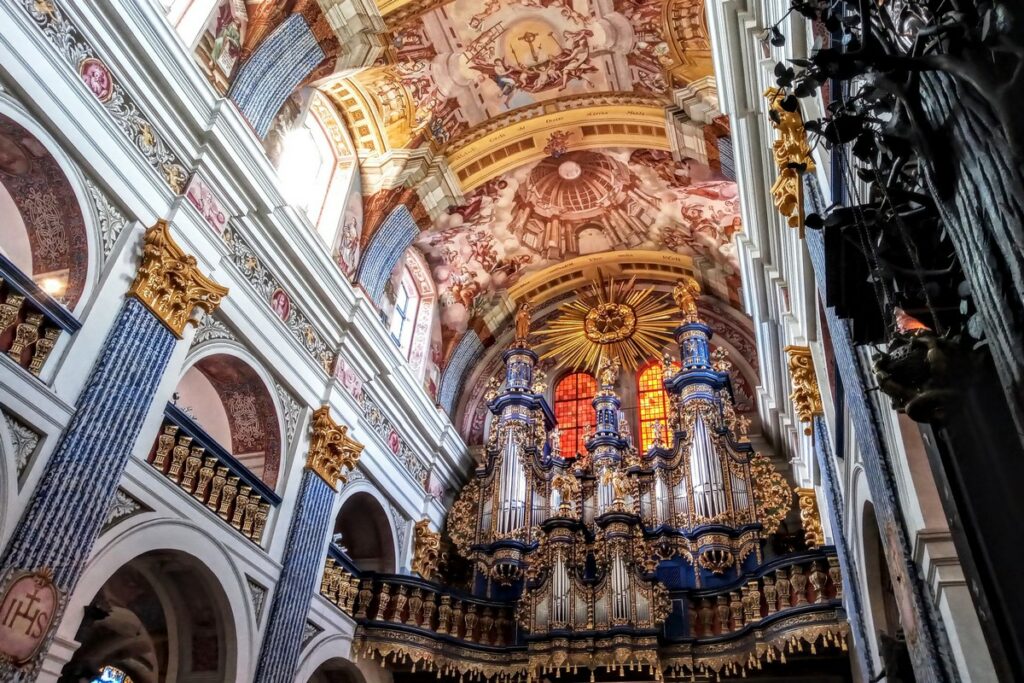 Organy i wnętrze bazyliki w Świętej Lipce.