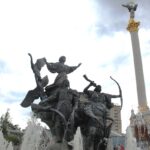 Pomnik założycieli Kijowa i kolumna z Berehynią na Placu Niepodległości w Kijowie