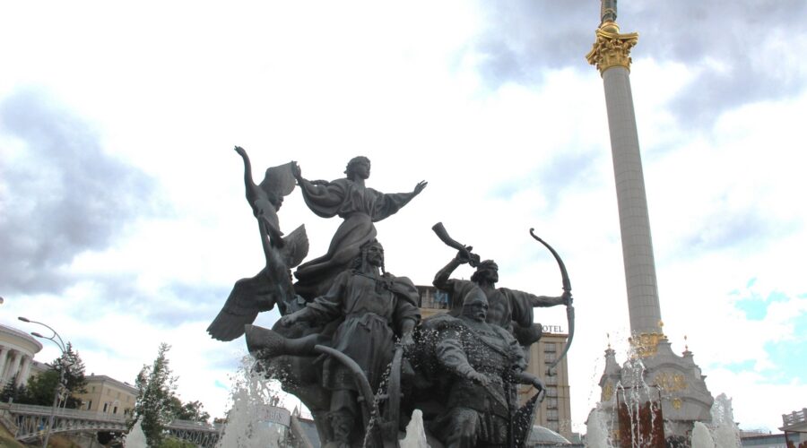 Pomnik założycieli Kijowa i kolumna z Berehynią na Placu Niepodległości w Kijowie