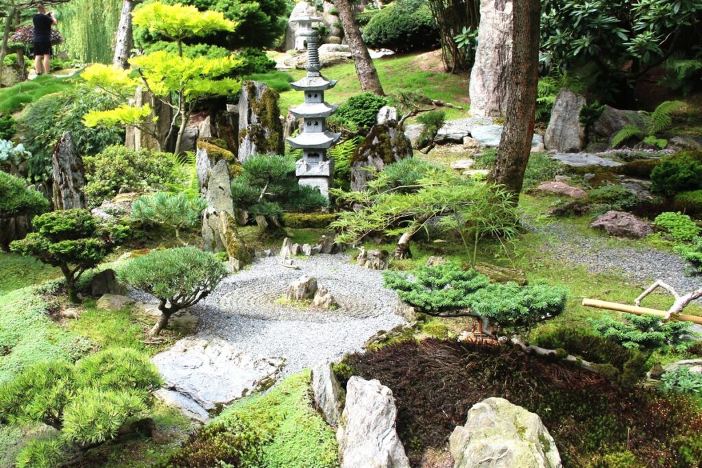 Figurki i miniatury budowli Japońskich zanjdujące się w ogrodzie