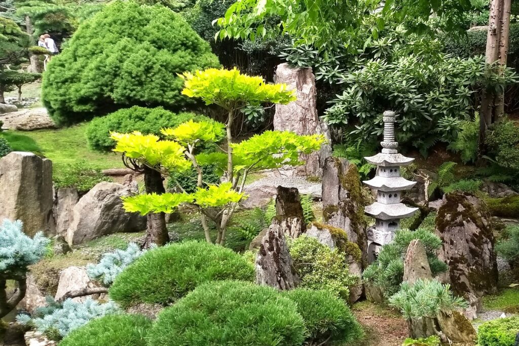 Figurki i miniatury budowli Japońskich zanjdujące się w ogrodzie