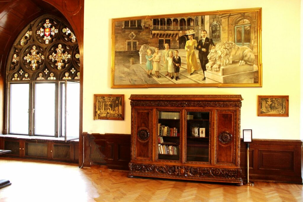 Pałac w Mosznej. Jedna z sal ekspozycyjnych.