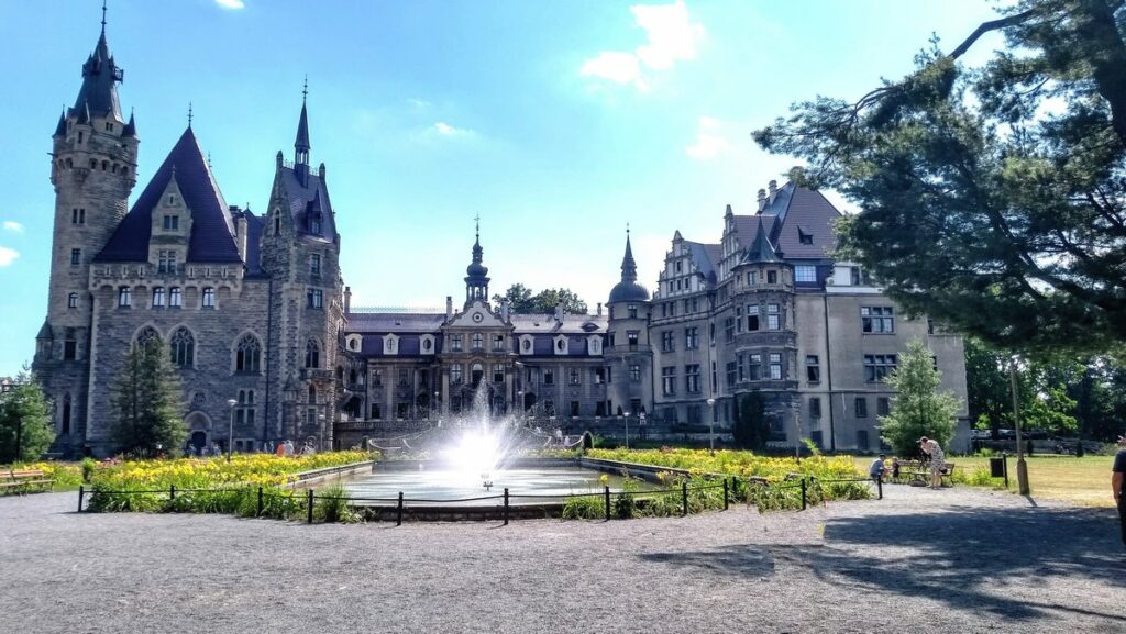 Pałac od strony parku i fontanny