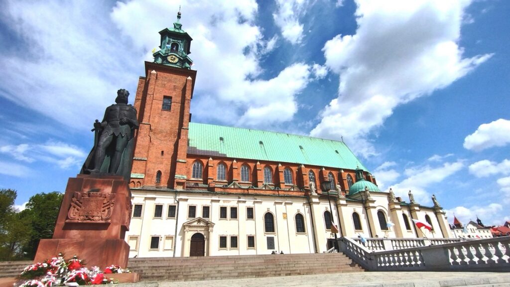 Gniezno. Katedra, a przed nią pomnik Bolesława Chrobrego, który się w niej koronował