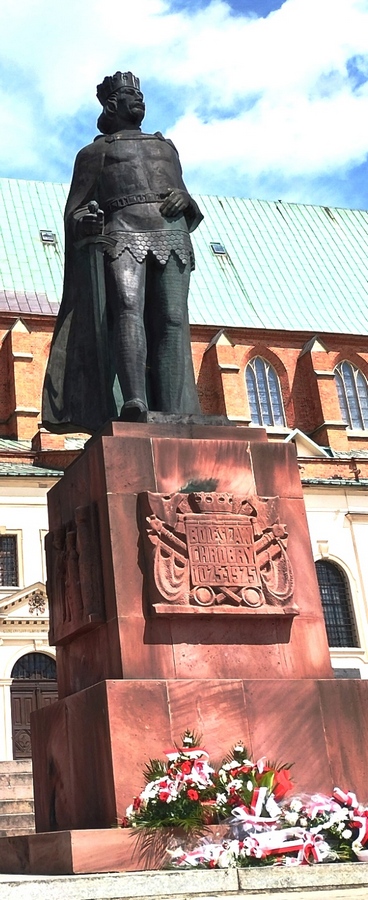 Bolesław Chrobry na placu przed katedrą