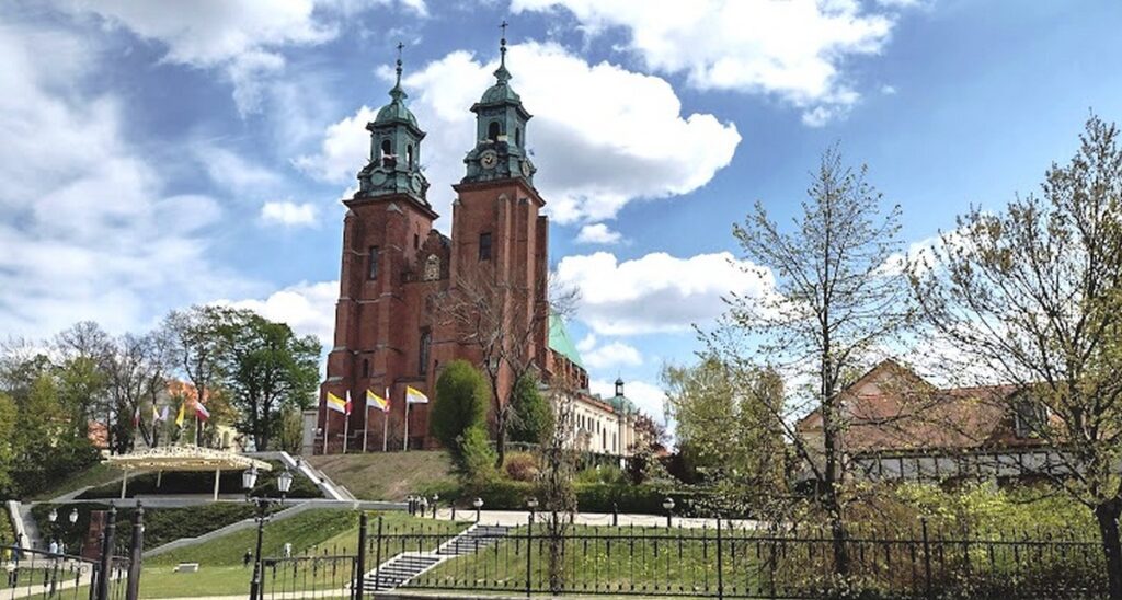 Gniezno. Katedra z okolic Placu św. Wojciecha
