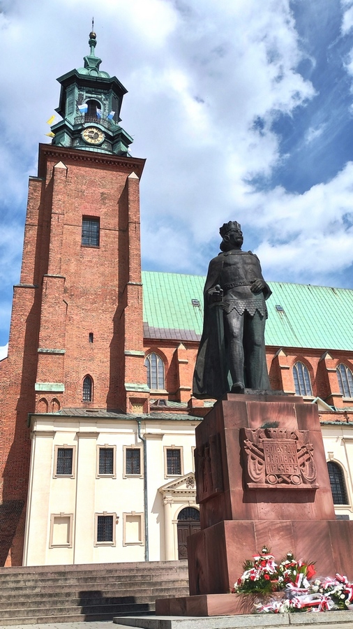 Gniezno. Katedra i pomnik Bolesława Chrobrego