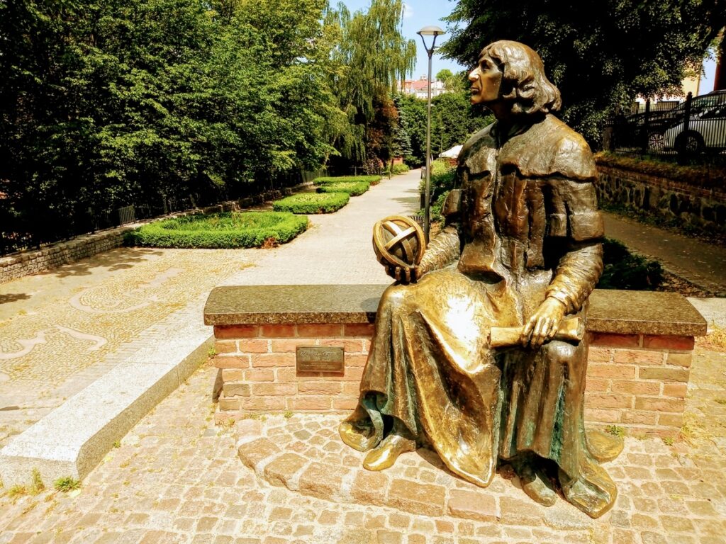 Ławeczka Kopernika w Olsztynie przed Zamkiem