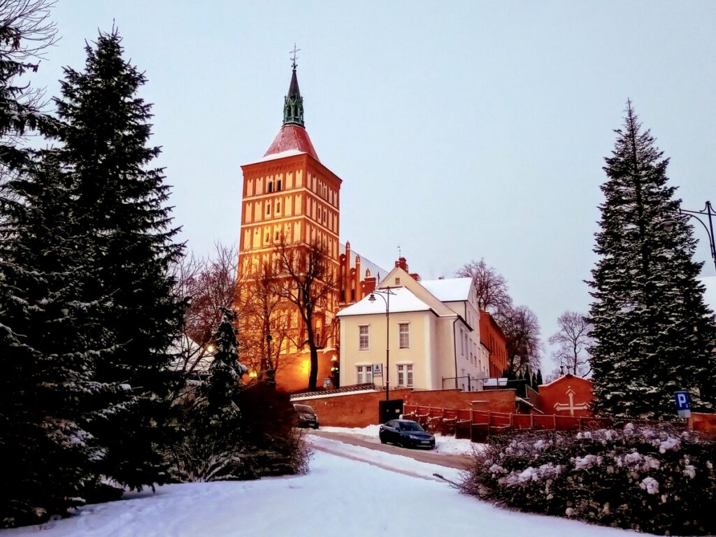 Olsztyńska katedra. Podświetlona katedra