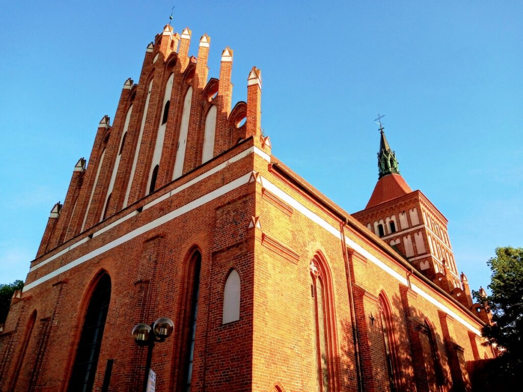 Olsztyńska katedra. Róna ściana zamykająca jednocześnie trzy nawy.