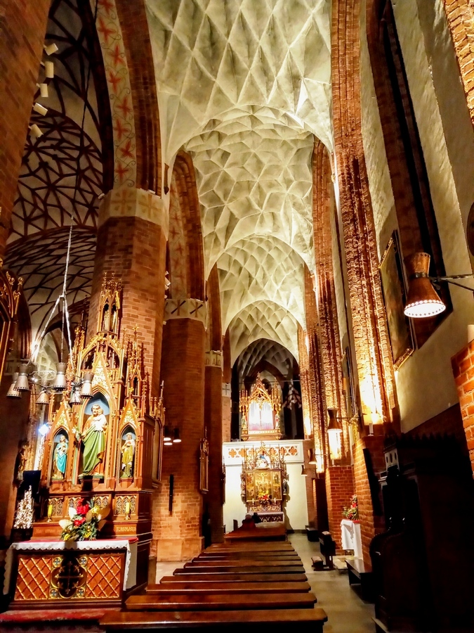 Olsztyńska katedra. Sufity kryształowe w nawach bocznych