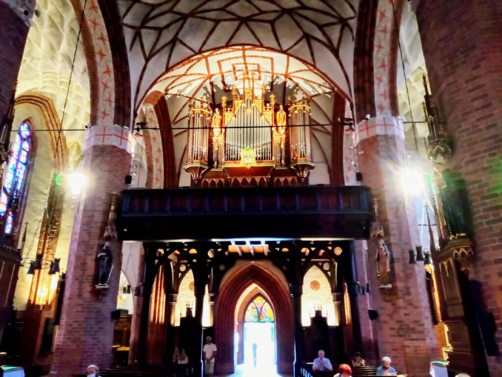Organy nad drewnianą emporą w katedrze
