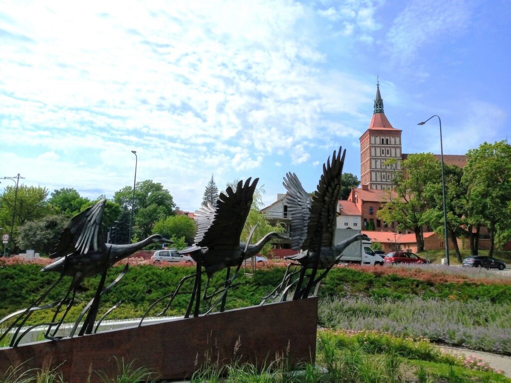 Katedra od strony Parku Centralnego i "Warmińskich żurawi"
