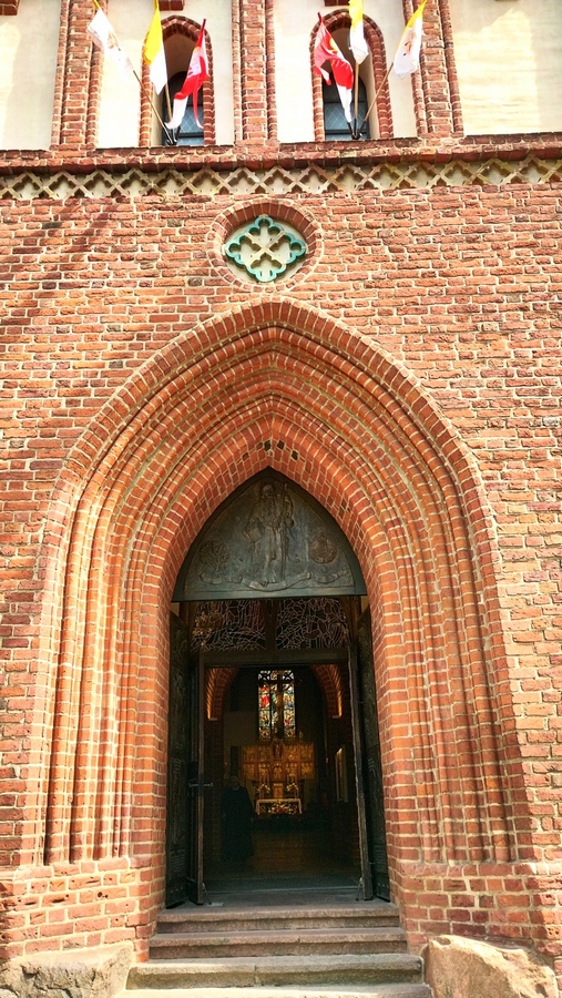 Olsztyńska katedra. Główne wejście 
