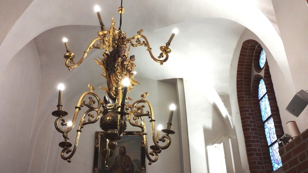 Olsztyńska katedra. Świecznik w figurami Madonny w lewej nawie