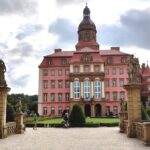 Zamek Książ - perła Wałbrzycha. Widok frontu zamku od strony wejścia na Dziedziniec Honorowy.