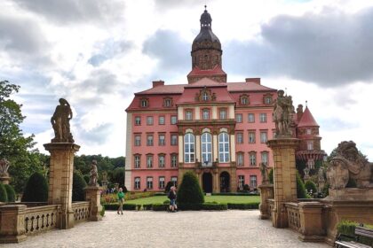Zamek Książ - perła Wałbrzycha. Widok frontu zamku od strony wejścia na Dziedziniec Honorowy.