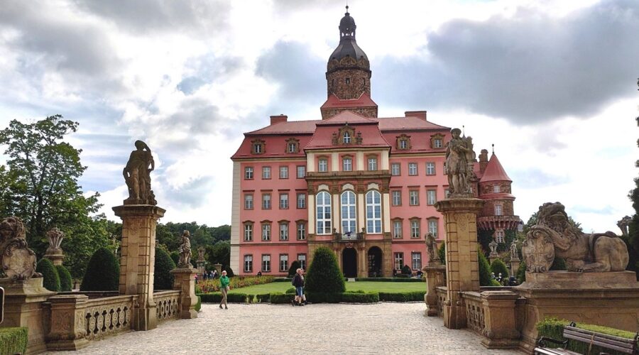 Zamek Książ - perła Wałbrzycha. Widok frontu zamku od strony wejścia na Dziedziniec Honorowy.