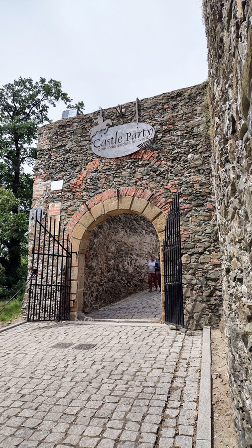 Brama prowadząca do zamku