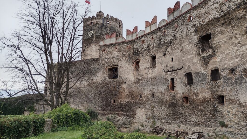 Bolków - Wieża z dziobem i mury zamkowe
