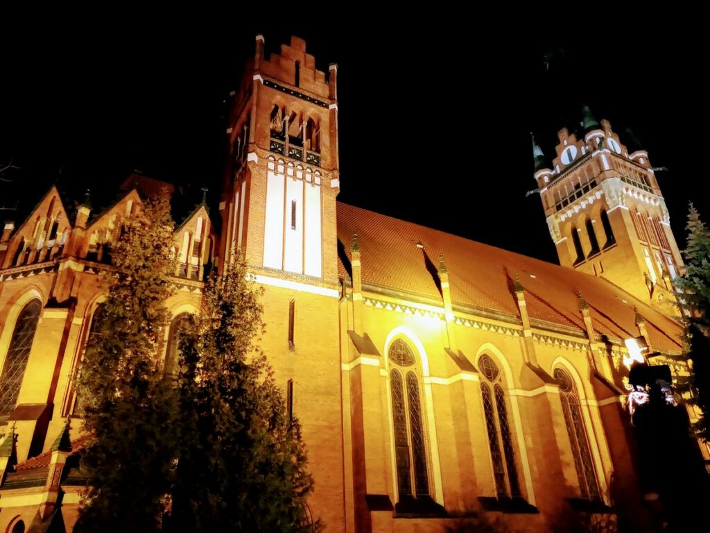 Kościół NSPJ w Olsztynie nocą
