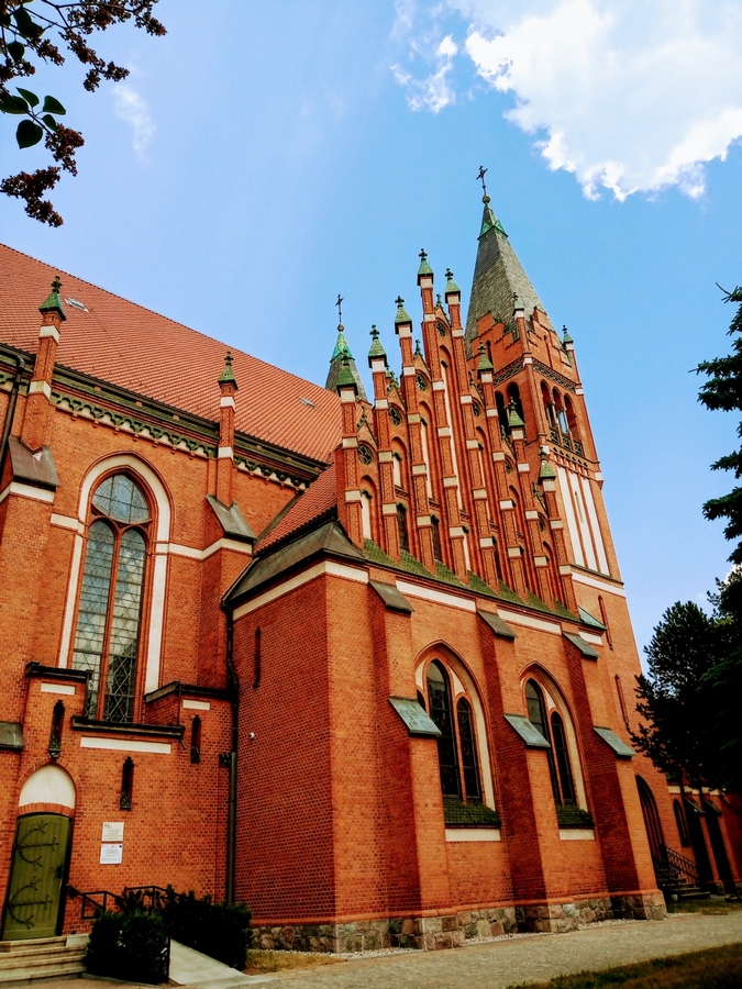 Kościół NSPJ w Olsztynie - Jedna z niższych wież i wejście boczne
