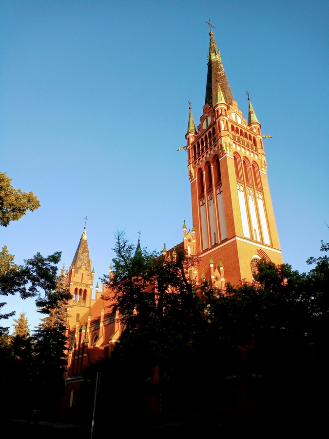 Wieże kościoła NSPJ w Olsztynie są widoczne z daleka