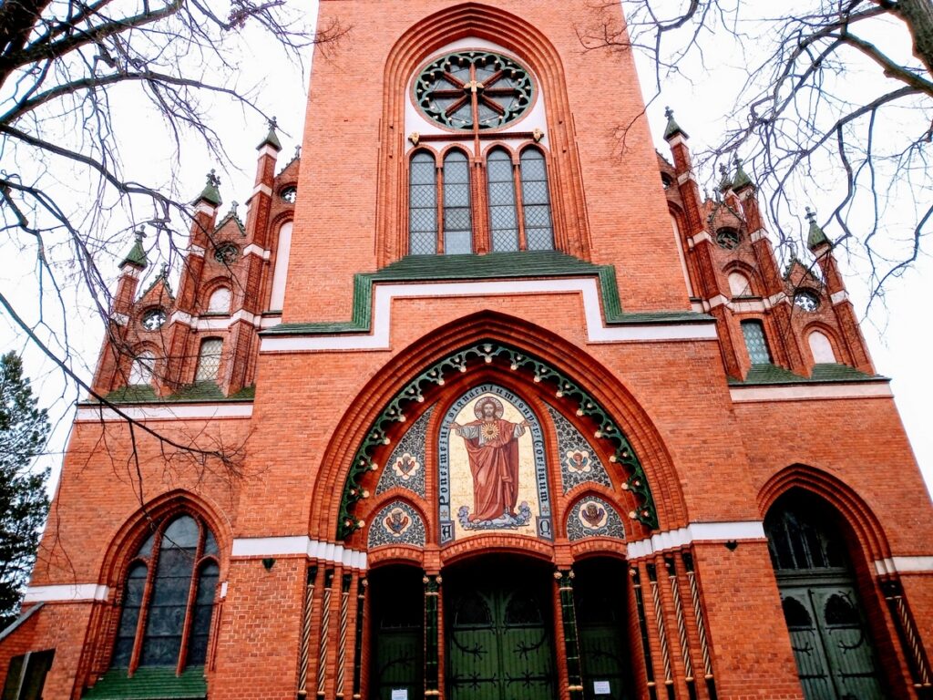 Kościół NSPJ - Mozaika zdobiąca wejście główne do kościoła w Olsztynie