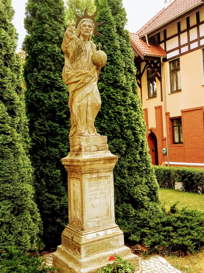 Najstarszy pomnik w Olsztynie stoi przed kościołem NSPJ