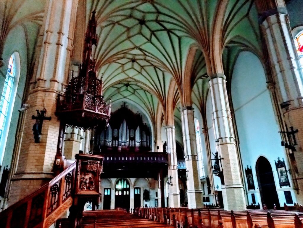 Kościół NSPJ w Olsztynie - Wnętrze kościoła - widok na ambonę i organy