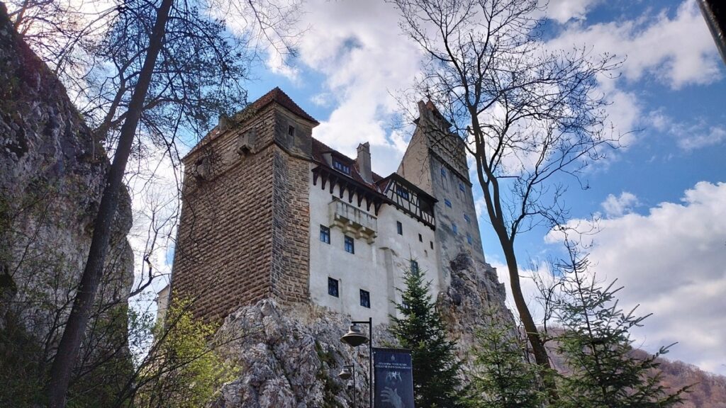 Zamek Drakuli w Branie zbudowano na wysokiej skale