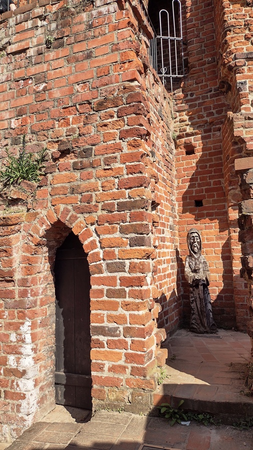 Zamek w Toruniu skrywał wiele tajemnic. Co jest za tymi drzwiami?