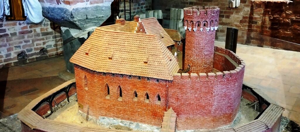 Makieta zamku krzyżackiego w Toruniu znajduje się w jego piwnicach