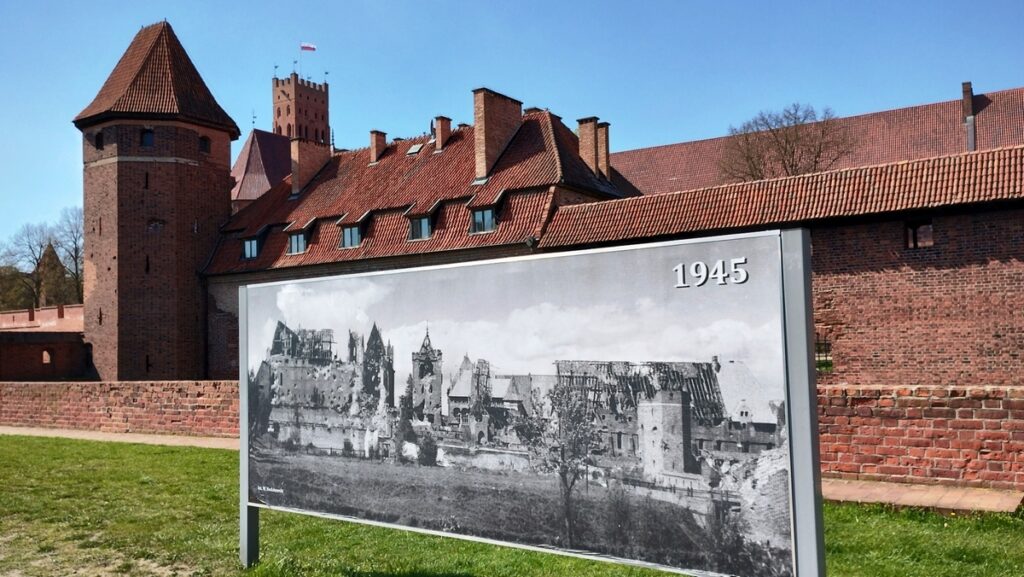 Tak wyglądał zamek w Malborku po zniszczeniach w 1945 r.