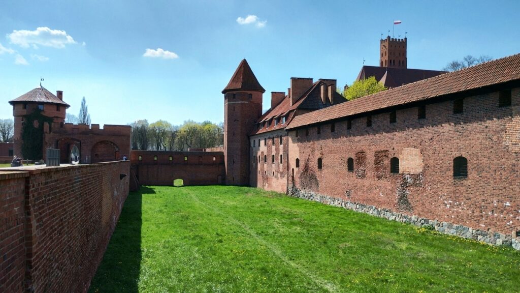 Zamek w Malborku - Mury zmkowe tworzą obecnie suchą fosę