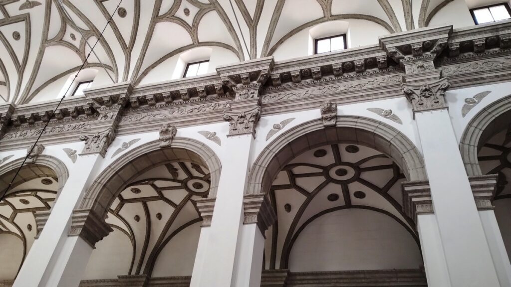 Katedra w Zamościu - Wnętrze katedry - filary i sufity