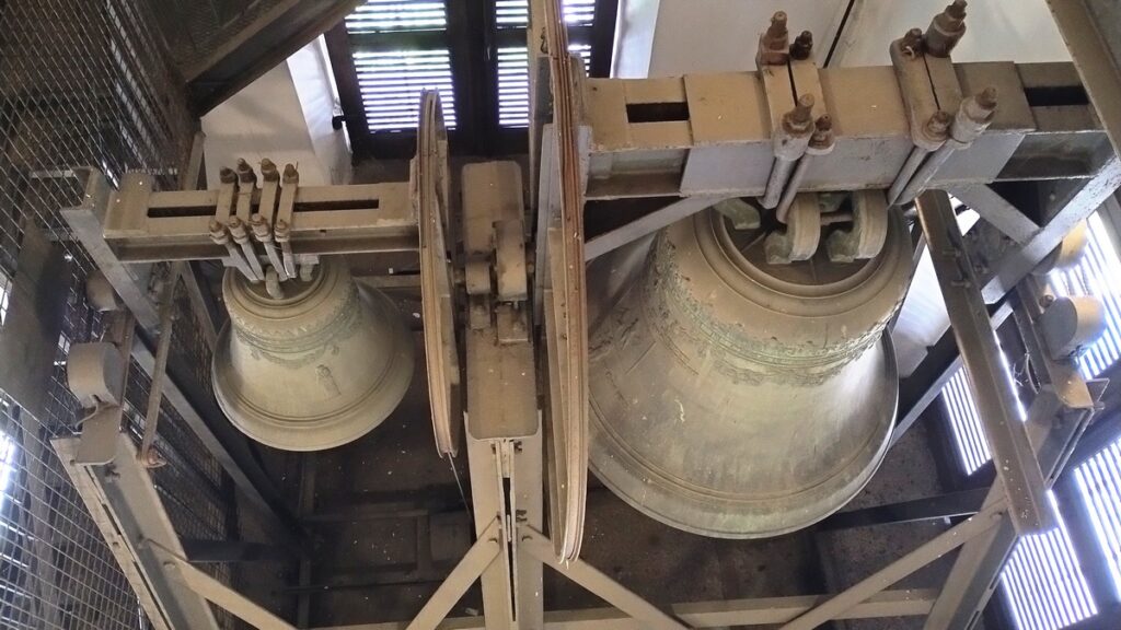 Dzwony wiszące w dzwonnicy obok katedry w Zamościu