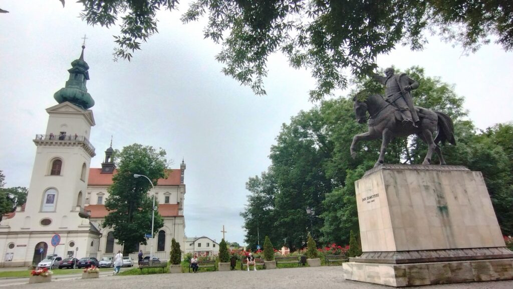 Dzwonnica i katedra od strony pomnika Jana Zamoyskiego