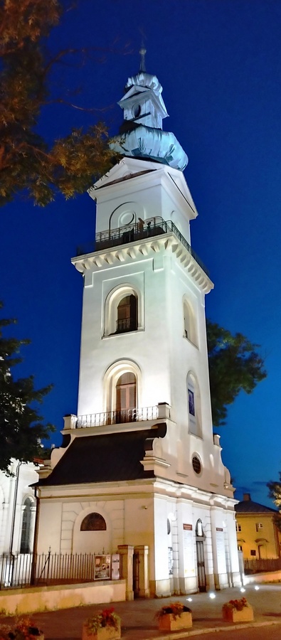 Dzwonnica w Zamościu w nocnym oświetleniu