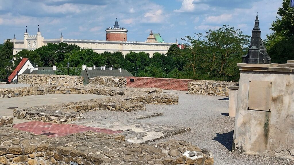 Stare Miasto w Lublinie - Zamek w Lublinie widziany z Placu Po Farze na starówce w Lublinie