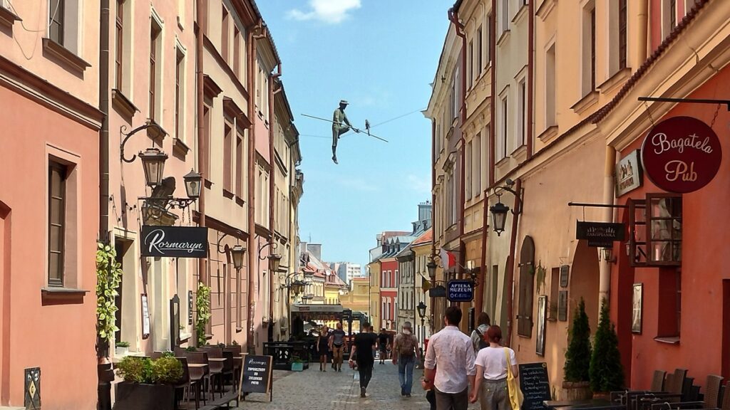 Między domami w Lublinie balansuje Jasza Mazur