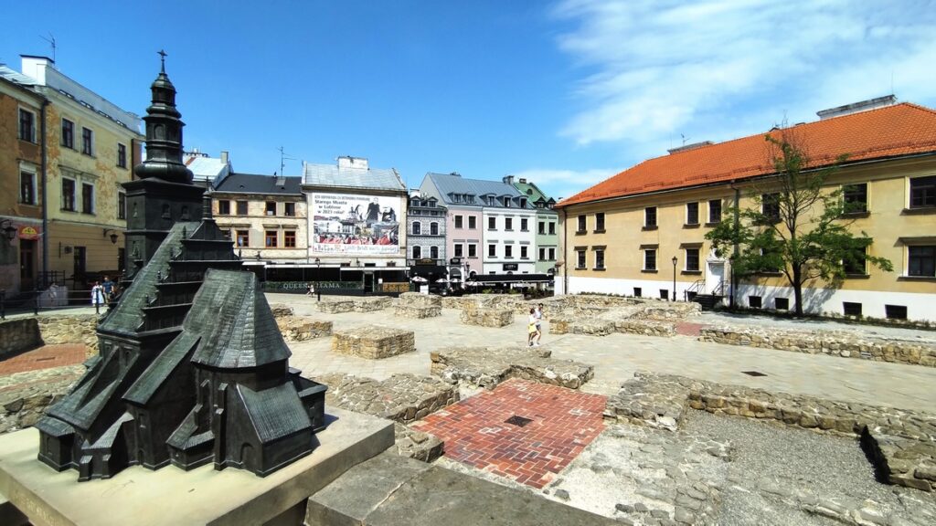 Stare Miasto w Lublinie - Plac Po Farze z fundamentami kościoła św. Michała Archanioła