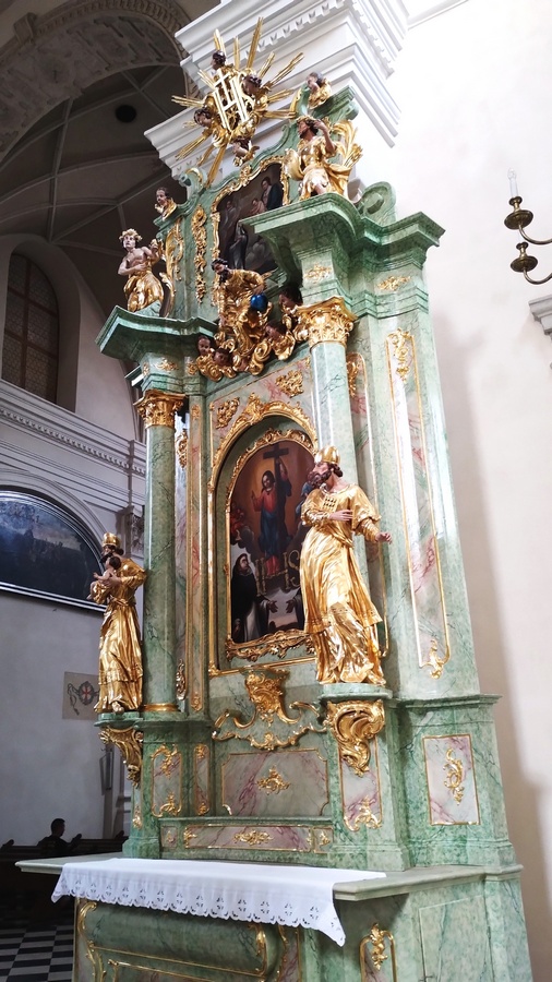 Stare Miasto w Lublinie - Jaden z ołtarzy przy filarach we wnętrzu Bazyliki św . Stanisława Biskupa Męczennika