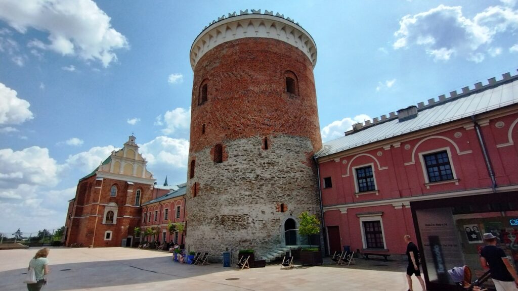 Zamek królewski w Lublinie - Donżon na dziedzińcu. W gębi kościół pod wezwaniem Trójcy Świętej