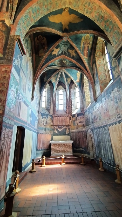Ściany i sufity kościoła lubelskiego zamku pokryte są pięknymi malunkami