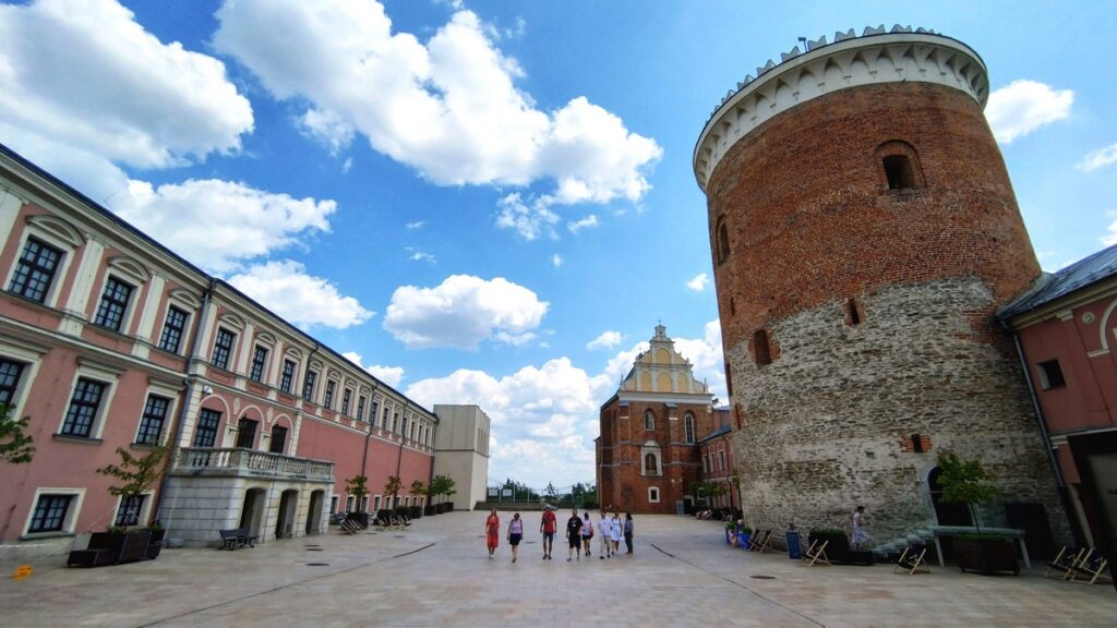 Wieża zamkowa w Lublinie od strony dziedzińca. w głębi kościół pod wezwaniem Trójcy Świętej