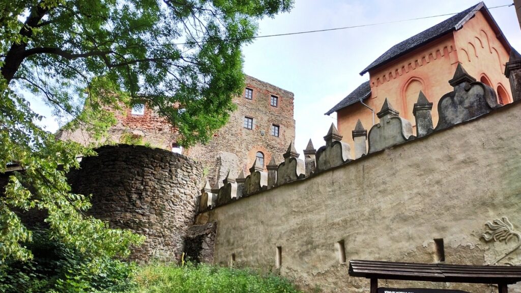 Zamek Grodno - Mur obronny oraz jedna z pięciu bastei